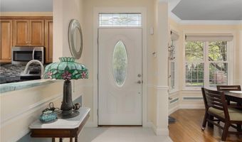 315 Old River Rd 6, Lincoln, RI 02838