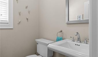 5 Lowndes St, Newport, RI 02840