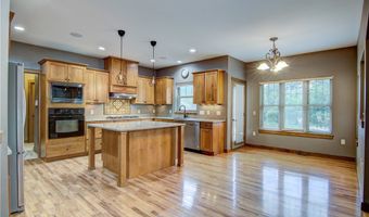 907 Sandalwood Dr, Altoona, WI 54720