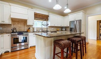 7 Gibson Ave, Narragansett, RI 02882