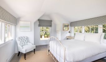 36 Hand Ln, Amagansett, NY 11930