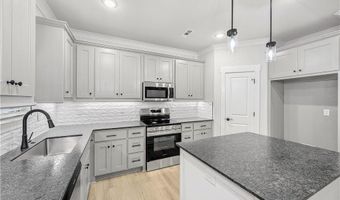 100 Selkirk Dr, Bella Vista, AR 72715