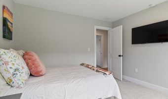 5 Cobblestone St, Falmouth, ME 04105