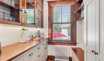 8 Bush St, Newport, RI 02840