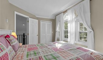 2 Lasalle Pl, Newport, RI 02840