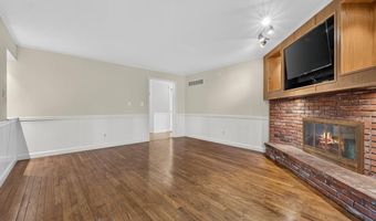 7 Springlake Ct, Ballwin, MO 63011