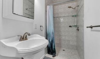 496 Apple Valley Dr, Belford, NJ 07718