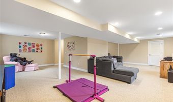 76 Woods Ln, Cranston, RI 02921