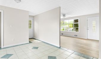 4 Ellsworth St, Warwick, RI 02886
