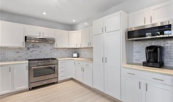 27 Ocean View Dr, Middletown, RI 02842