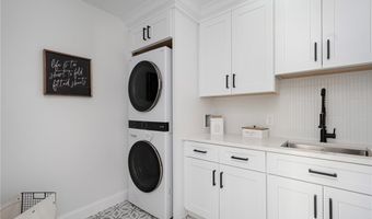 5 Braeburn Cir, Cranston, RI 02921