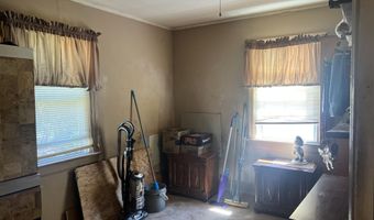 571 Hopping Rd, Belford, NJ 07718