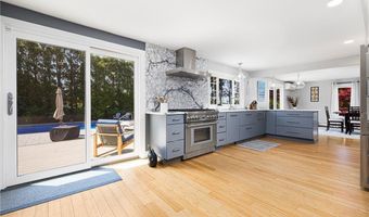 5 Maloney Ln, Middletown, RI 02842