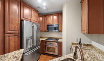 2101 N MONROE St 213, Arlington, VA 22207