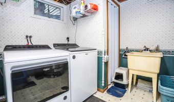 1977 Country Ln, Aberdeen, SD 57401