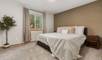 708 S 6th Ave, Brandon, SD 57005