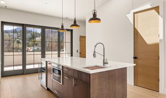 138 Clear Creek Dr, Ashland, OR 97520