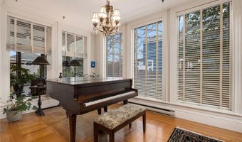 4 Hunter Ave, Newport, RI 02840