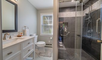 10 Corbin Cir, Branford, CT 06405