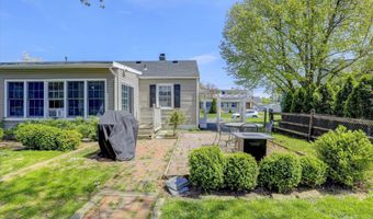 126 9th St, Belford, NJ 07718
