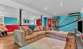 8 Sassafras Ln, Clinton, CT 06413