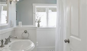 6 Brooks Ave, Newport, RI 02840