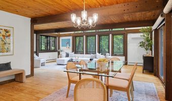 4 Lantern Ln, Bedford, MA 01730