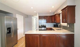 912 Oakwood Farms Ln, Ballwin, MO 63021