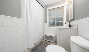 4 Coles Ave, Amityville, NY 11701
