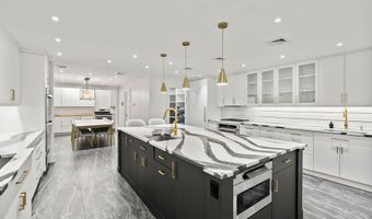 20 Algonquin Cir, Airmont, NY 10952