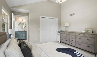10 Roxbury Rd, Madison, WI 53704