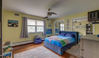 4 Fairway Ct, Albany, NY 12208