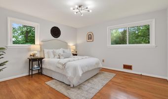 5701 RADNOR Ct, Bethesda, MD 20817