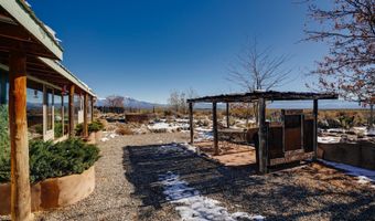 18 Outlander Dr, Carson, NM 87517