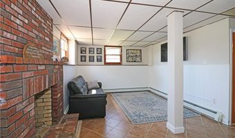 62 Valleybrook Dr, East Providence, RI 02914
