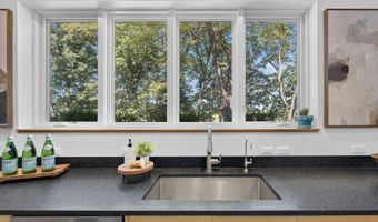 4061 Thornoaks Dr, Ann Arbor, MI 48104