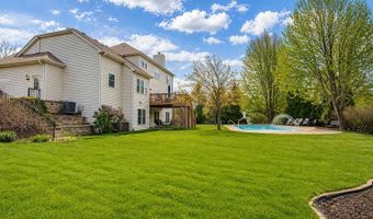 3 BLACKWOLF Ct, Algonquin, IL 60102