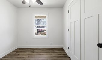 427 N Harrison Ave, Aurora, MO 65605