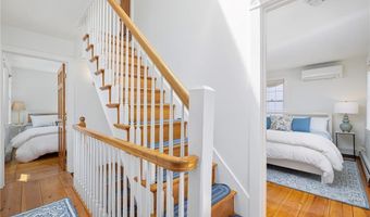 5 Tews Ct, Newport, RI 02840