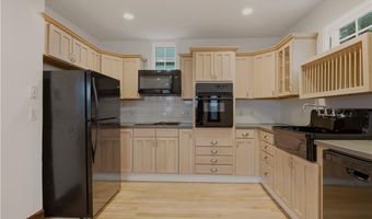 82 Van Zandt Ave, Newport, RI 02840