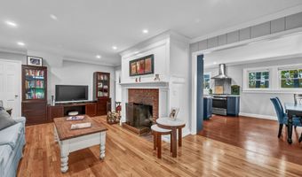 8 Lakeview Rd, Brookfield, CT 06804