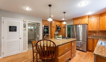 28 Woodland Dr, Amherst, NH 03031