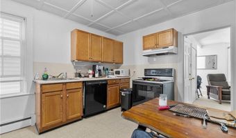 28 Young St, Newport, RI 02840