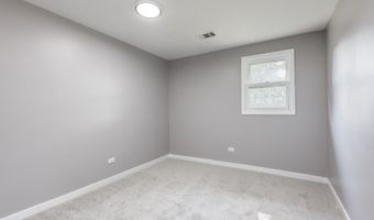 4 N327 7th Ave, Addison, IL 60101