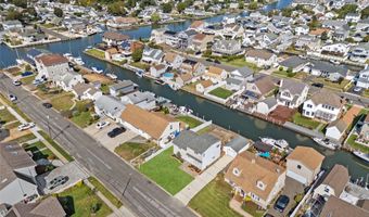 15 Hayes Rd, Amity Harbor, NY 11701