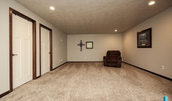2720 E Sunburst Dr, Brandon, SD 57005