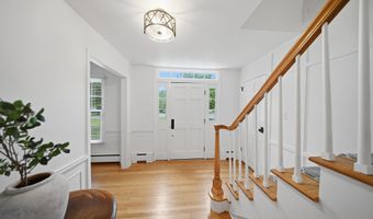 5 Beaver Pond Rd, Albany, NY 12211