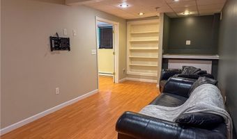 2 Beatrice Ln, Bristol, RI 02809