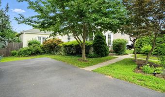 29 Park Ave, Belford, NJ 07718