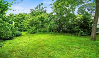 19 Galloping Cir, Belford, NJ 07718
